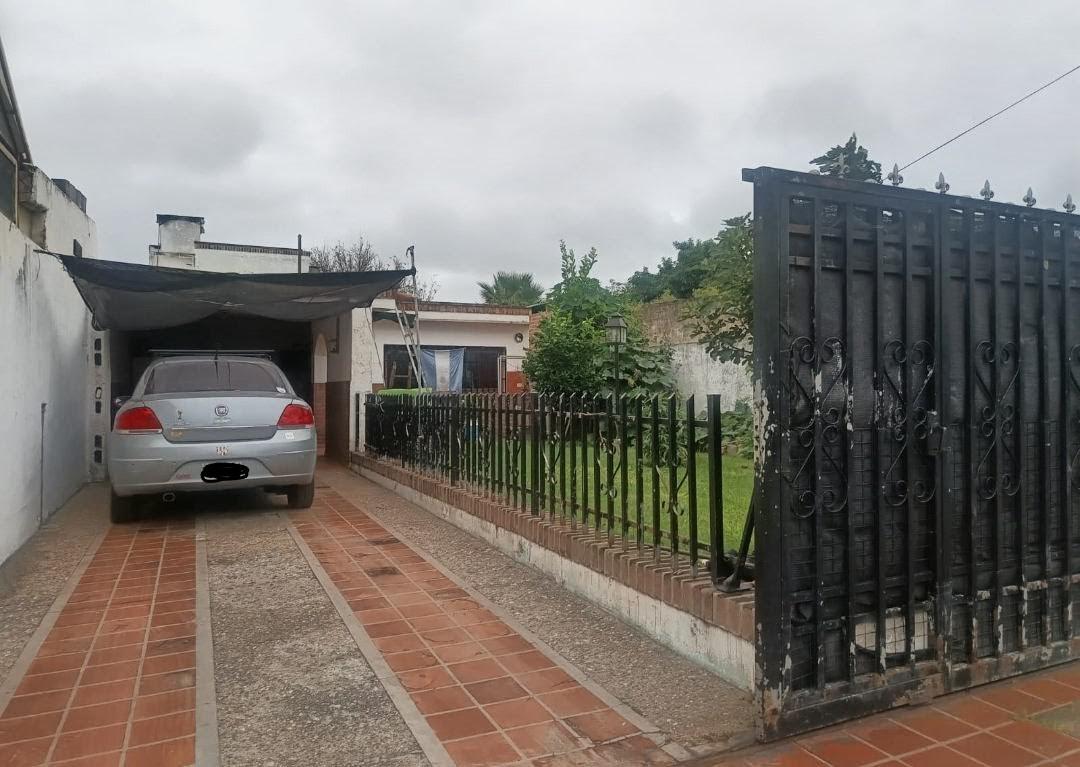CASA DE 3 DORMITORIOS CON COCHERA Y PATIO EN VILLA EL LIBERTADOR