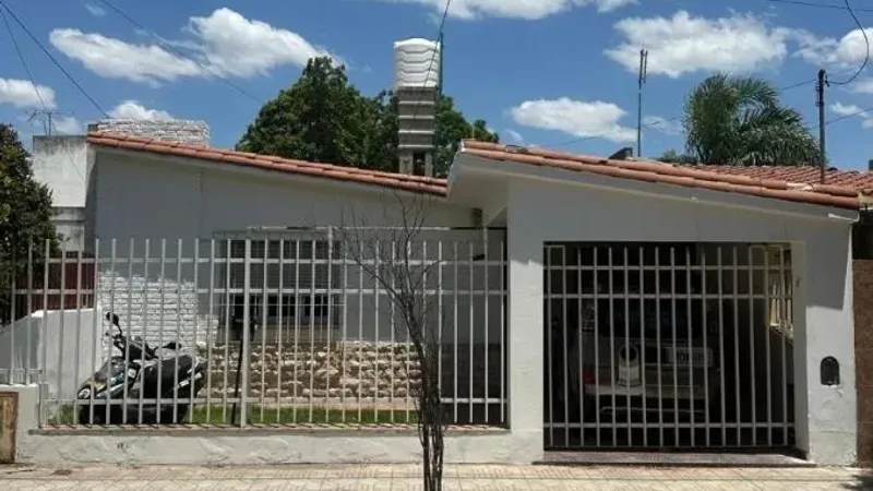 CASA EN VENTA – 2 DORMITORIOS, AMPLIO PATIO Y GALERÍA – PARQUE MONTECRISTO