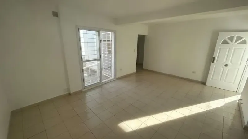 CASA EN VENTA – 2 DORMITORIOS, 3 COCHERAS Y APTA CRÉDITO BANCOR