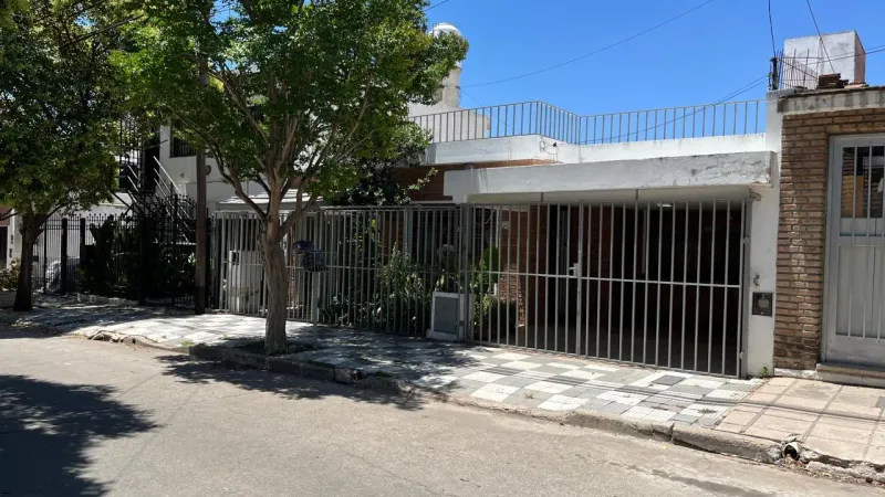 CASA EN VENTA – 3 DORMITORIOS + LOCAL INDEPENDIENTE – RESIDENCIAL SANTA ANA