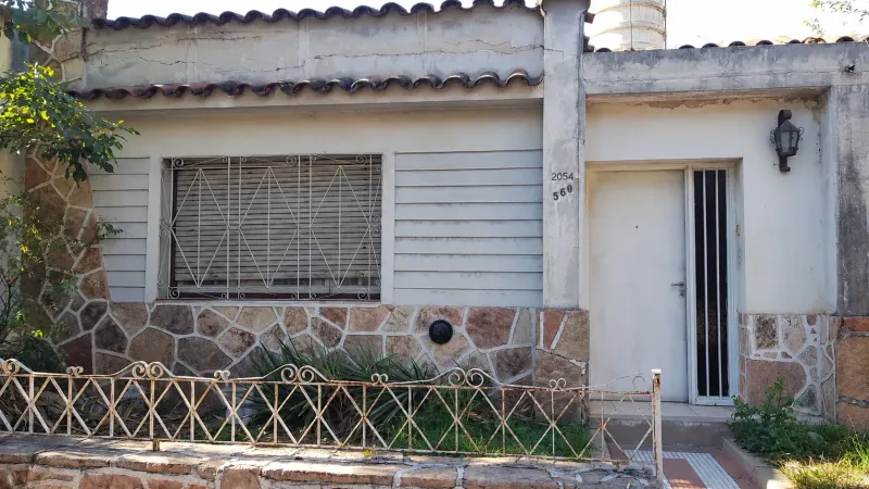 CASA A RECICLAR EN VILLA CABRERA – 2 DORMITORIOS – 164 M² – IDEAL INVERSIÓN – USD 43.000
